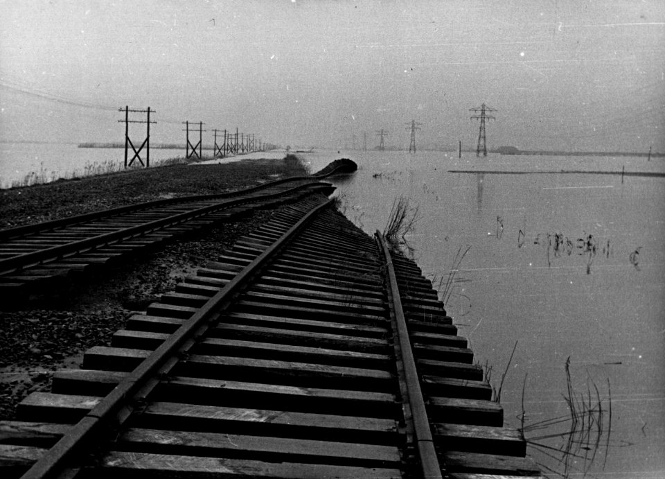 HUA-157051-Afbeelding van de weggespoelde spoorlijn door de Kruiningerpolder, na de watersnoodramp