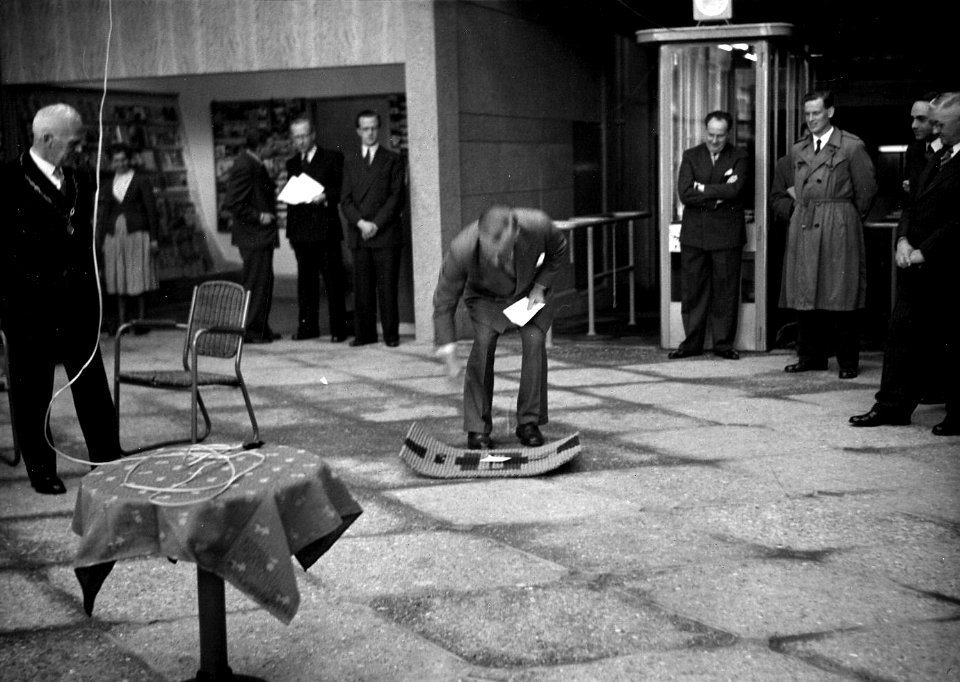 HUA-164057-Afbeelding van dr. ir. F. Q. den Hollander (president-directeur van de N.S.) in de hal van het N.S.-station Zutphen te Zutphen, tijdens de officiële opening van het nieuwe stationsgebouw