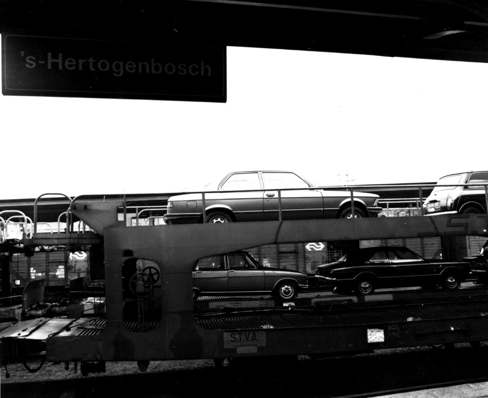 HUA-159619-Afbeelding van auto's op een autolaadwagen van de autoslaaptrein te 's-Hertogenbosch