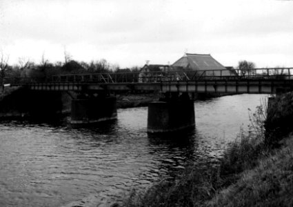 HUA-153640-Gezicht op de spoorbrug over het Winsumerdiep te Winsum