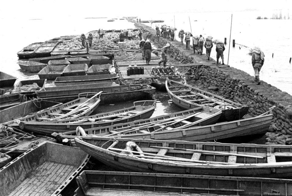 HUA-156830-Afbeelding van het aanleggen van een nooddam na de watersnoodramp