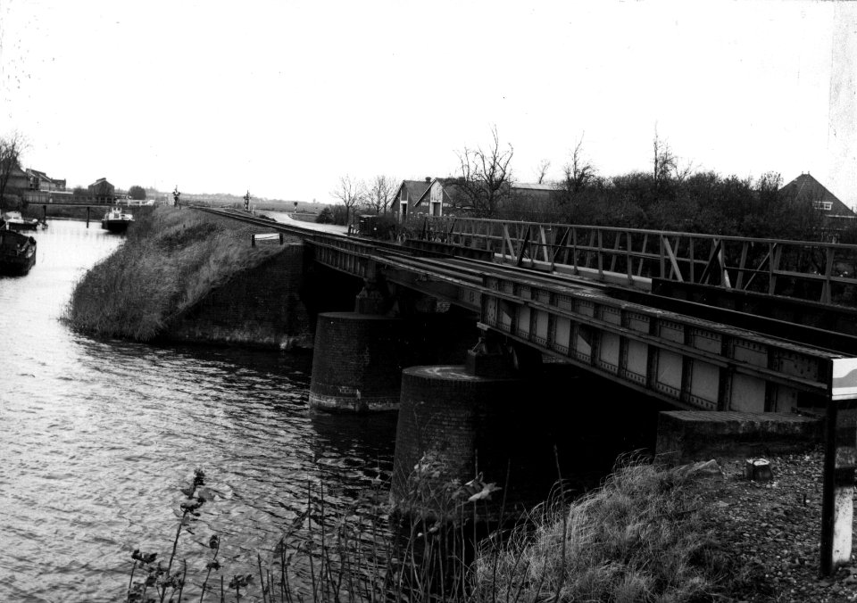 HUA-153641-Gezicht op de spoorbrug over het Winsumerdiep te Winsum
