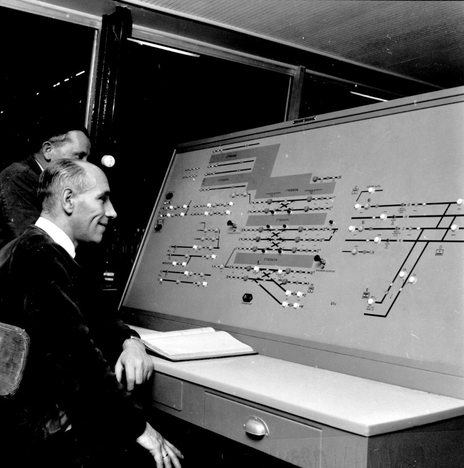 HUA-159765-Afbeelding van het bedieningstableau in het seinhuis post T van de N.S. onder de kap van het N.S.-station Utrecht C.S. te Utrecht. N.B. Het seinhuis post T werd op 23 november 1958 in dienst gesteld (