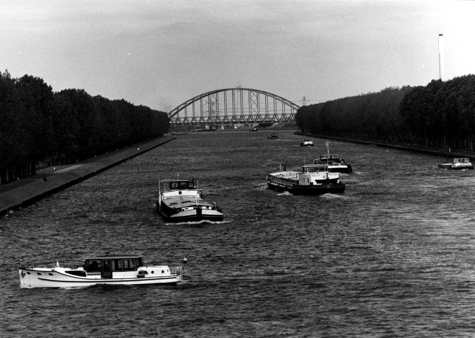 HUA-153638-Gezicht op het Amsterdam-Rijnkanaal bij Weesp met diverse schepen en op de achtergrond de spoorbrug