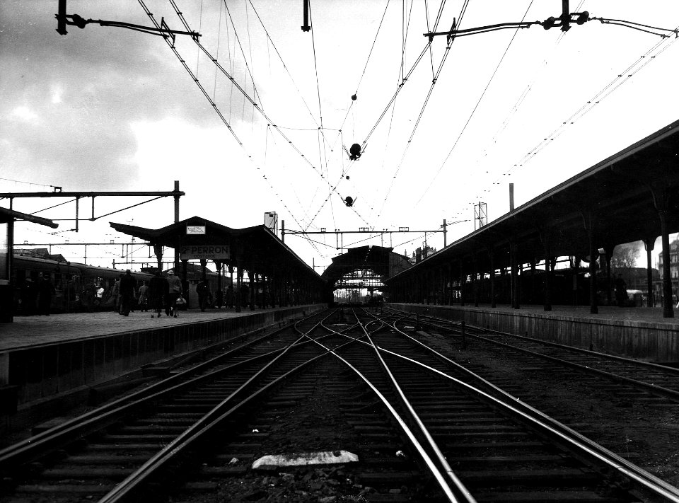 HUA-164012-Gezicht op de perrons en perronkappen van het N.S.-station Zwolle te Zwolle