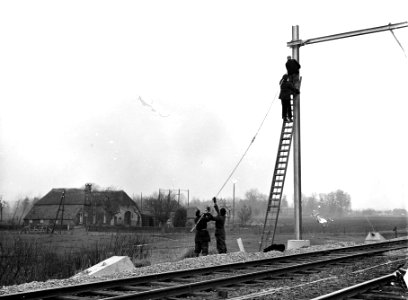 HUA-163993-Afbeelding van het plaatsen van een bovenleidingsportaal ten behoeve van de electrificatie van de spoorlijn Arnhem - Zwolle ter hoogte van Brummen