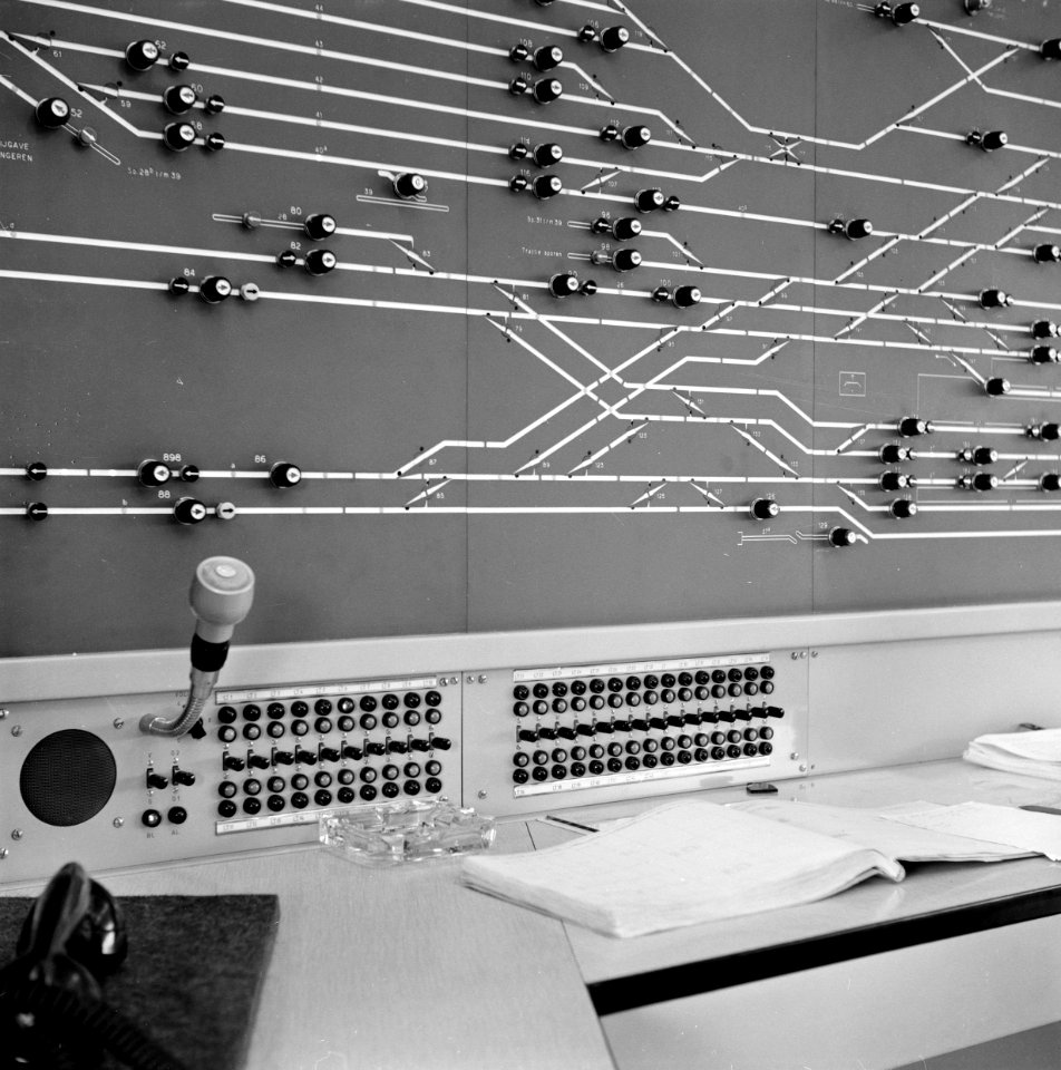 HUA-159645-Detail van het NX-bedieningstableau in het seinhuis (NX-post) van de N.S. te Amersfoort