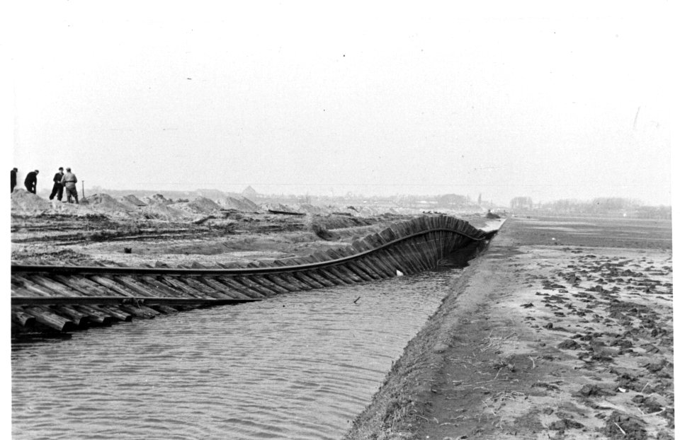 HUA-157017-Afbeelding van een weggespoelde spoorlijn na de watersnoodramp