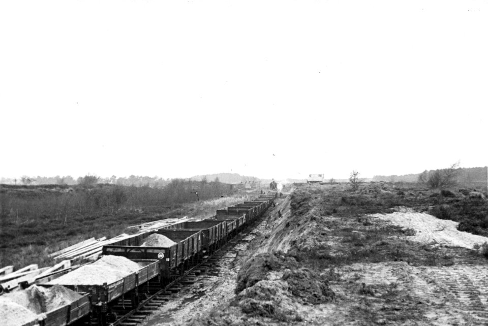 HUA-157019-Gezicht op de zanderij van de NS te Wouw tijdens het laden van zand voor zandzakken en het herstel van de spoorlijnen na de watersnoodramp