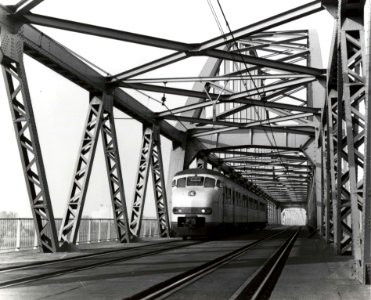 HUA-153660-Gezicht op de spoorbrug over het Amsterdam-Rijnkanaal bij Utrecht (spoorlijn Amsterdam-Utrecht, "DEMKA-brug") met een electrisch treinstel plan V (mat. 1964) van de N.S photo