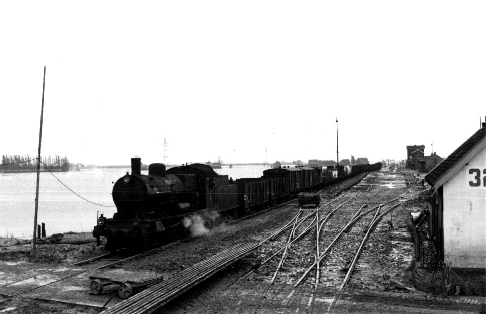 HUA-160433-Afbeelding van de stoomlocomotief nr. 3752 (serie 3700-3800) van de N.S. met een goederentrein bij het N.S.-station Kruiningen-Yerseke te Kruiningen, tijdens de herstellingswerkzaamheden na de Watersn