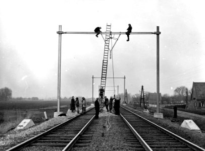 HUA-163991-Afbeelding van het plaatsen van een bovenleidingsportaal ten behoeve van de electrificatie van de spoorlijn Arnhem - Zwolle ter hoogte van Brummen
