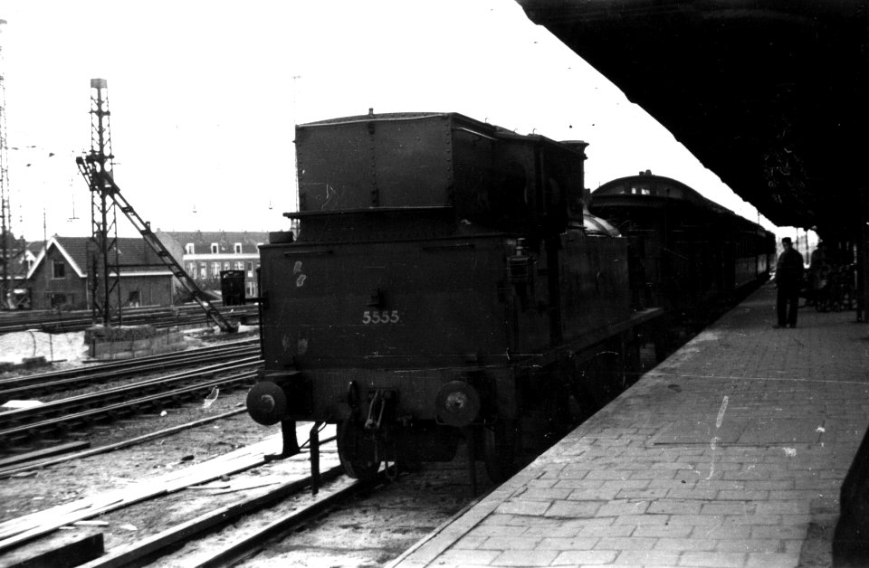 HUA-160423-Afbeelding van de stoomlocomotief nr. 5555 (serie 5500) van de N.S. met een lokaaltrein uit Baarn langs het perron van het N.S.-station Utrecht C.S. te Utrecht