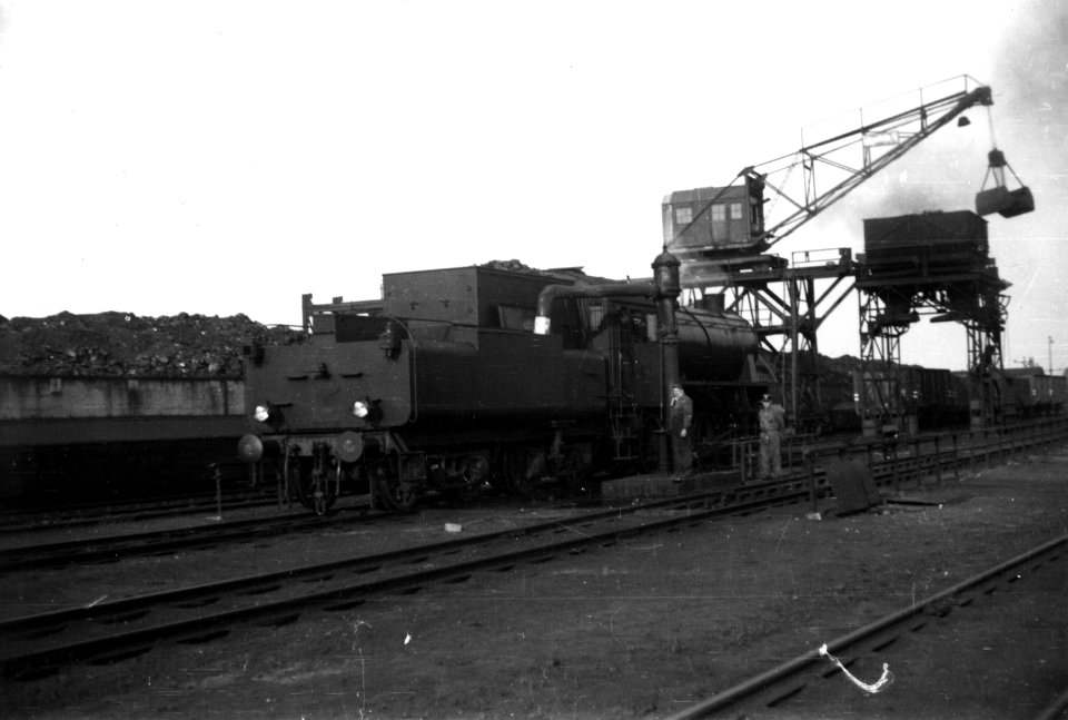 HUA-160426-Afbeelding van een stoomlocomotief uit de serie 4700 van de N.S. tijdens waternemen bij het kolendepot te Eindhoven