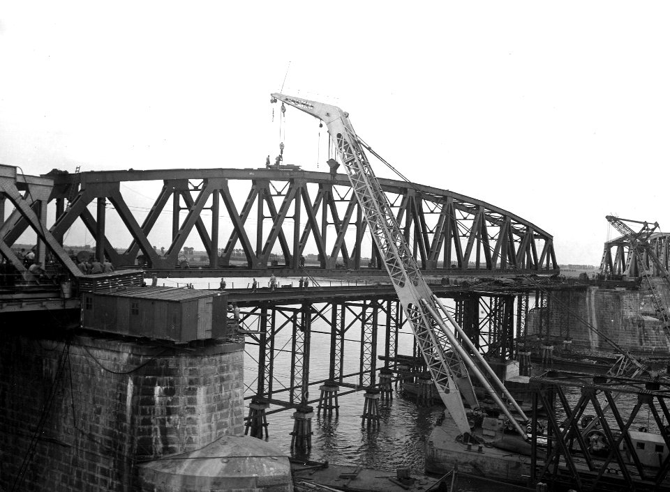 HUA-163930-Gezicht op de herbouw van de spoorbrug over de Waal te Zaltbommel, tijdens het "inrollen" van één van de nieuwe brugdelen