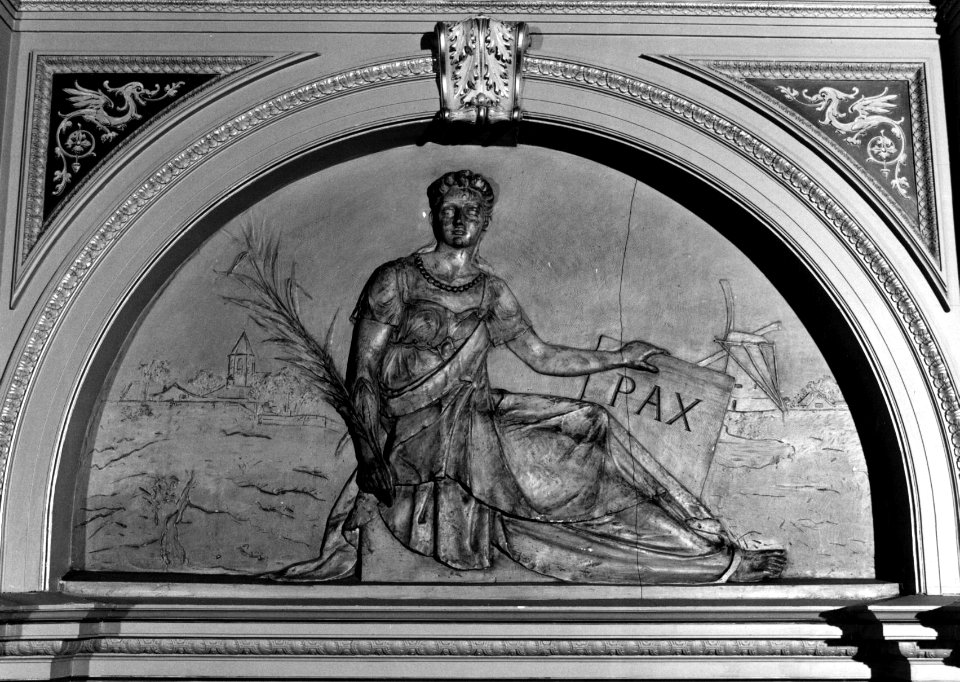 HUA-156748-Afbeelding van een reliëf voorstellende Vrede in het trappenhuis van het Koninklijk paviljoen van het NS station Den Haag HS te Den Haag