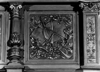 HUA-156763-Afbeelding van een reliëf voorstellende muziekinstrumenten in de wachtkamer van het Koninklijk paviljoen van het N.S.-station Den Haag H.S. te Den Haag