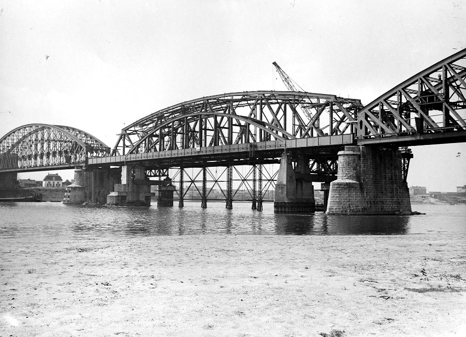 HUA-163933-Gezicht op de herbouw van de spoorbrug over de Waal te Nijmegen