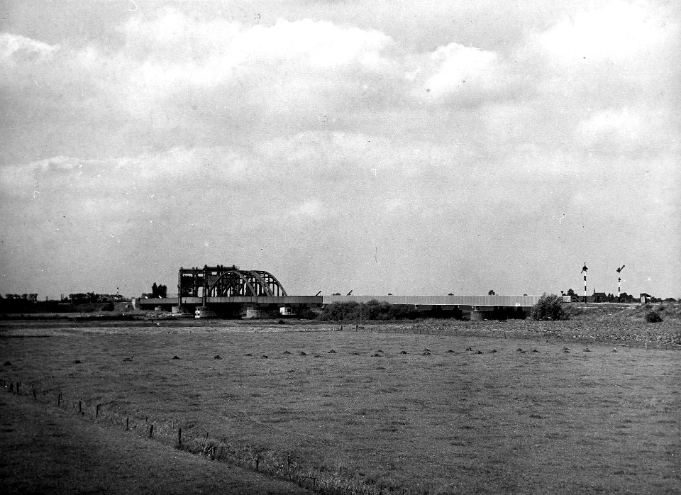 HUA-163944-Gezicht op de spoorbrug over de IJssel te Zwolle