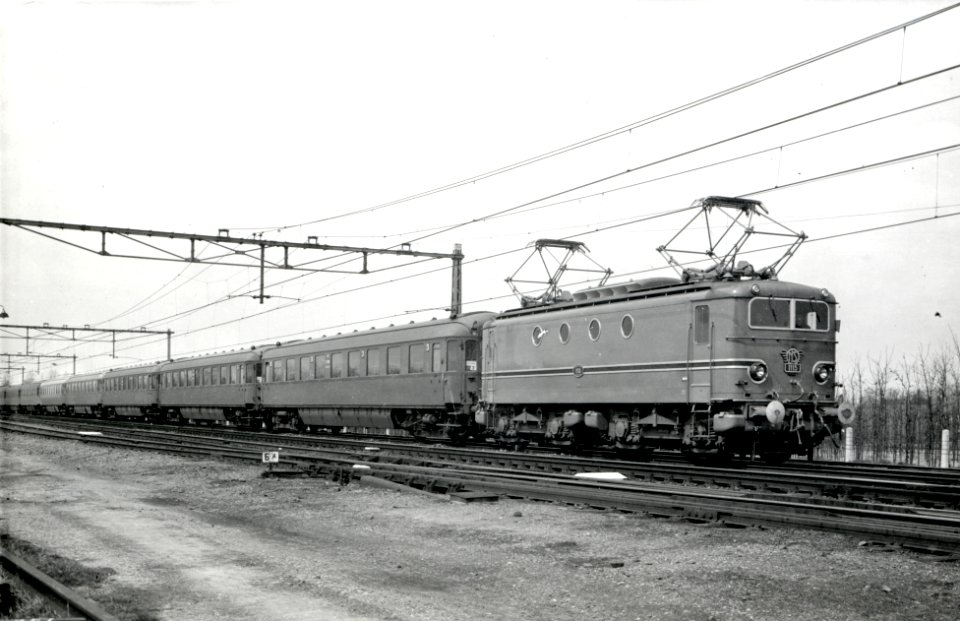 HUA-164004-Afbeeldingen van de electrische locomotief nr. 1115 (serie 1100) van de N.S. met rijtuigen plan D bij het N.S.-station Driebergen-Zeist te Driebergen-Rijsenburg