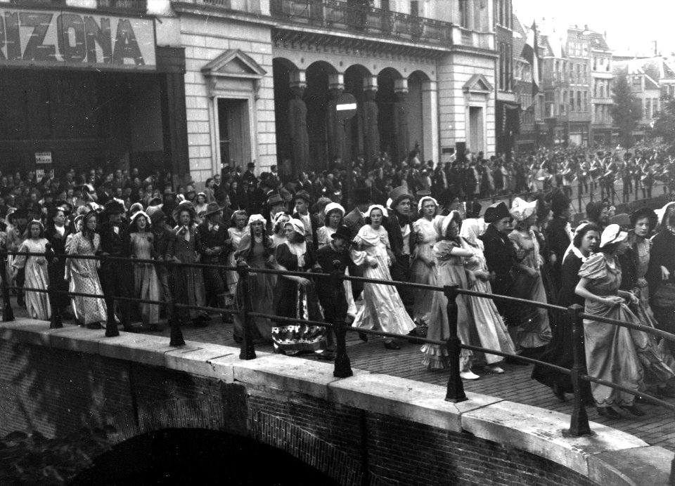 HUA-163787-Afbeelding van de optocht over de Bezembrug over de Oudegracht te Utrecht tijdens de maskerade "Utrecht toen en Nu", in aanloop van het openluchtspel "Spel en Glorie" in het kader van de herdenking va