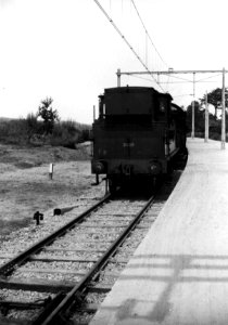 HUA-160420-Afbeelding van de stoomlocomotief nr. 5555 (serie 5500) van de N.S. met een lokaaltrein Baarn-Utrecht bij aankomst op het N.S.-station Soest te Soest. N.B. De foto is gemaakt vanwege de electrificatie