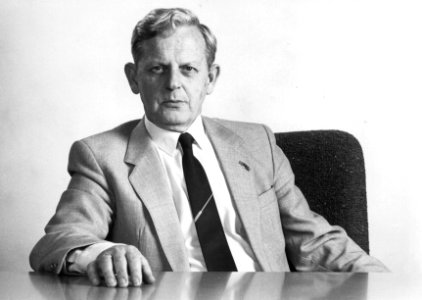 HUA-157662-Portret van drs. L. F. Ploeger (president-directeur van de N.S. van 1979 tot 1992)