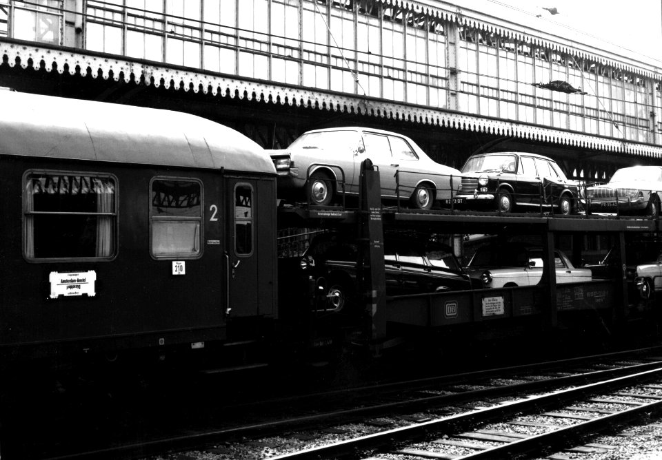 HUA-159563-Afbeelding van een gedeelte van de autoslaaptrein langs het perron van het NS station s Hertogenbosch te s Hertogenbosch