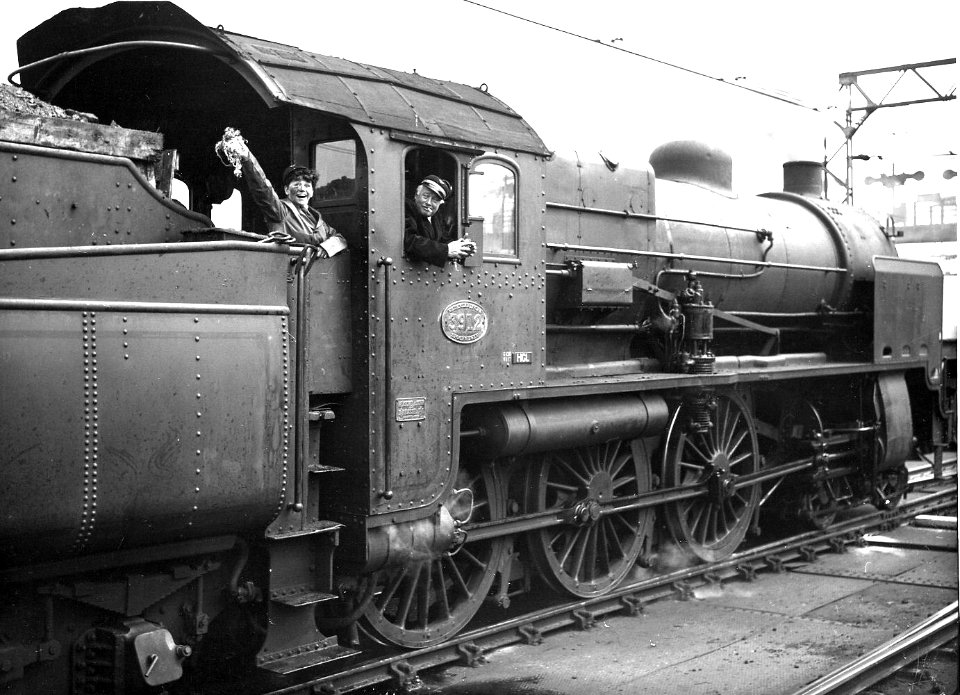 HUA-163920-Afbeelding van Corry Vonk en Johan Elsensohn van het ABC-Cabaret in het machinistenhuis van de stoomlocomotief nr. 3912 (serie 3900) van de N.S. te Amsterdam. N.B. De foto is gemaakt in het kader van