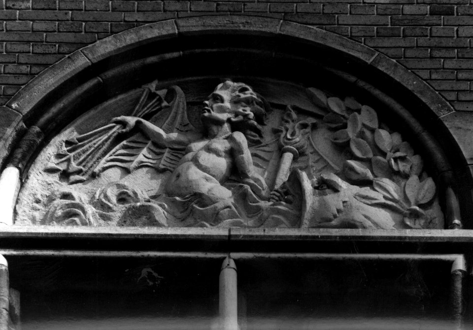 HUA-156638-Afbeelding van het borstbeeld van Apollo(?) aan de voorgevel van het N.S.-station Amsterdam C.S. te Amsterdam