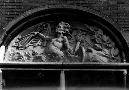 HUA-156638-Afbeelding van het borstbeeld van Apollo(?) aan de voorgevel van het N.S.-station Amsterdam C.S. te Amsterdam