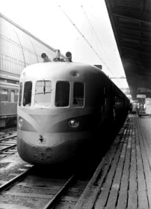 HUA-160526-Afbeelding van de kop van een Frans diesel electrisch treinstel type TAR Train Automoteur Rapide voor de dienst Amsterdam Parijs op het NS station Ams