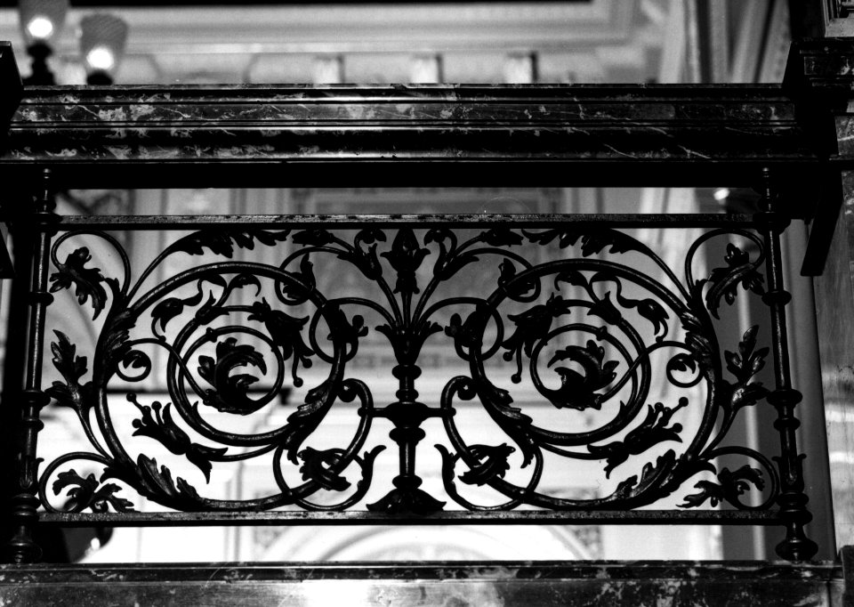 HUA-156745-Afbeelding van de balustrade in het trappenhuis van het Koninklijk paviljoen van het NS station Den Haag HS te Den Haag