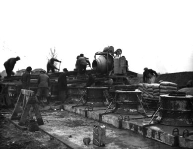 HUA-163803-Afbeelding van de fabricage van betonnen funderingsblokken voor bovenleidingsmasten op het emplacement van het N.S.-station Lage Zwaluwe