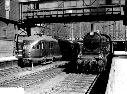 HUA-160514-Afbeelding van het electrische treinstel nr. 635 (mat. 1936) en de stoomlocomotief nr. 3721 (serie 3700-3800) van de N.S. op het N.S.-station Amsterdam C.S. te Amsterdam