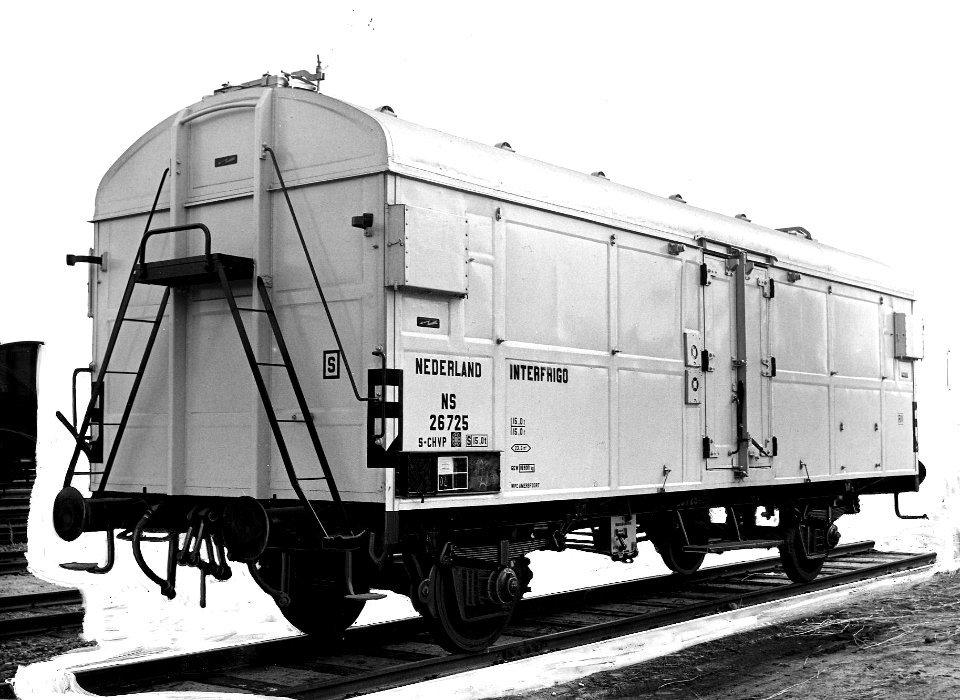 HUA-164099-Afbeelding van de koelwagen NS 26725 (type S-CHVP, serie NS 26701-26800) van Interfrigo op het goederenemplacement te Rotterdam Zuid. N.B. Delen van de omgeving zijn op de afdruk met dekverf weggereto