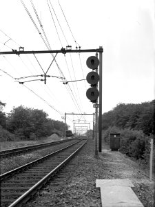 HUA-163866-Afbeelding van een driehoogten-lichtsein van de N.S. langs de spoorlijn te Maarn