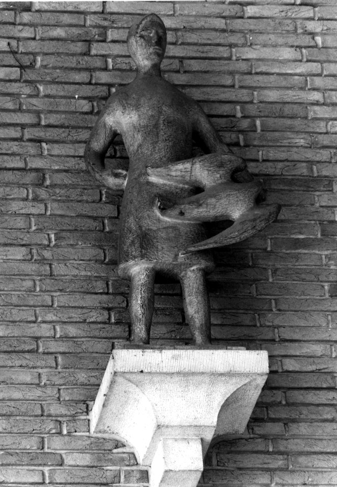 HUA-156611-Afbeelding van een stenen beeld aan de gevel van het N.S.-station 's-Hertogenbosch te 's-Hertogenbosch