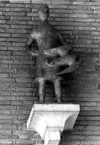 HUA-156611-Afbeelding van een stenen beeld aan de gevel van het N.S.-station 's-Hertogenbosch te 's-Hertogenbosch