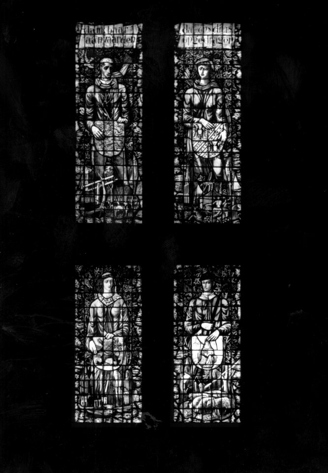 HUA-156621-Afbeelding van het glas-in-lood venster met vier wapens van Nederlandse provincies in de hal van het N.S.-station Maastricht te Maastricht