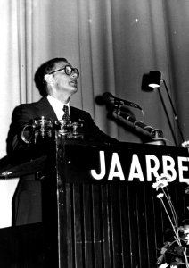 HUA-157689-Portret van mr. M. G. de Bruin (president-directeur van de N.S. van 1969 tot 1979) tijdens een toespraak in de Jaarbeurs te Utrecht