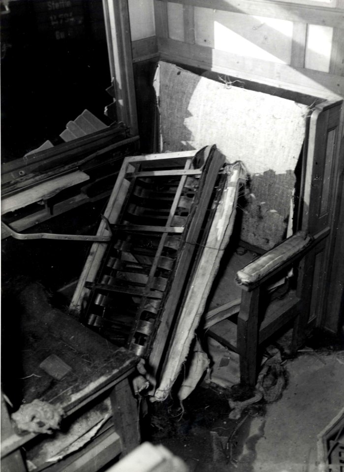 HUA-157331-Interieur van een tijdens de oorlog vernield en uit Duitsland teruggekeerd rijtuig mat. 1924 ("Blokkendozen") van de N.S
