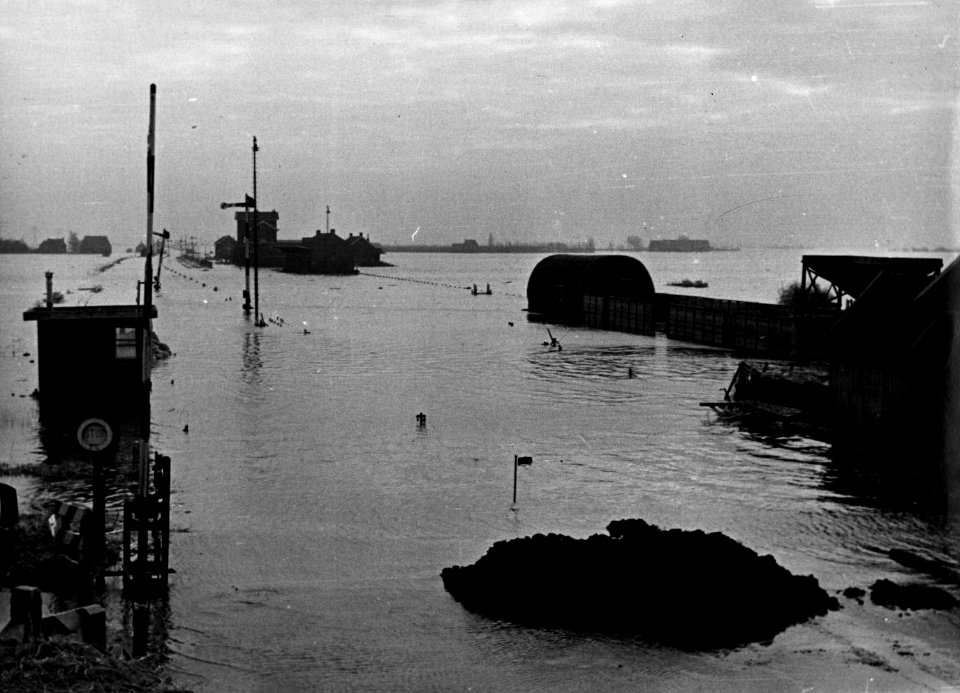HUA-157061-Gezicht op het onder water staande emplacement van het NS station Kruiningen Yersrke te Kruiningen na de watersnoodramp