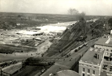 HUA-164038-Overzicht van de "Spoorwegwerken" te Eindhoven, met links het in aanbouw zijnde Vestdijkviaduct en daarachter het talud voor de toekomstige, hooggelegen perrons, in het midden de oude, lage perrons en