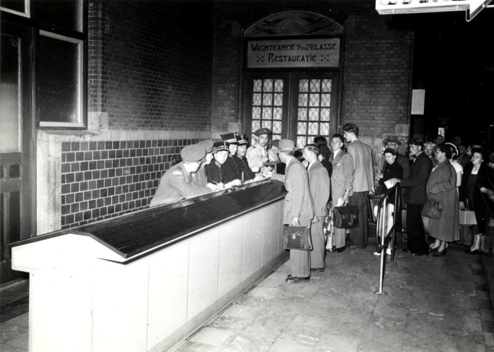 HUA-167275-Afbeelding van de douanecontrole in de hal van het N.S.-station Roosendaal te Roosendaal
