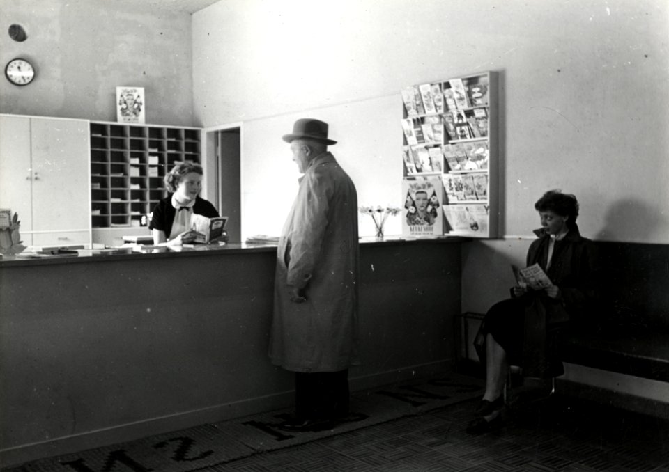 HUA-167224-Interieur van het N.S.-station Leiden te Leiden- inlichtingenbureau
