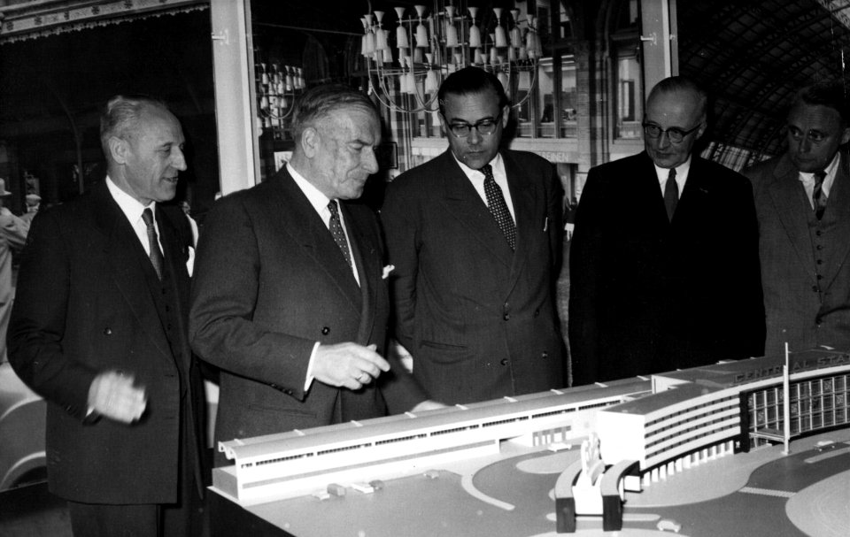 HUA-157709-Afbeelding van dr. ir. F. Q. den Hollander (2e van links, president-directeur van de N.S. van 1947 tot 1958) bij een maquette van het N.S.-station Rotterdam C.S