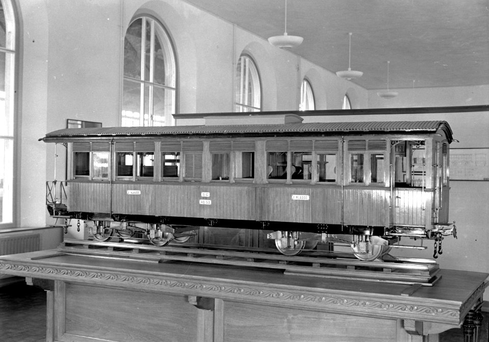 HUA-167219-Afbeelding van het model van een rijtuig van de Malang-Cheribon Stoomtramweg-Maatschappij, vervaardigd door de firma Beijnes te Haarlem rond 1900 voor een tentoonstelling; hier opgesteld in het herope