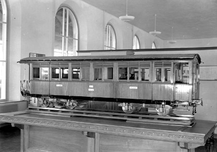 HUA-167219-Afbeelding van het model van een rijtuig van de Malang-Cheribon Stoomtramweg-Maatschappij, vervaardigd door de firma Beijnes te Haarlem rond 1900 voor een tentoonstelling; hier opgesteld in het herope