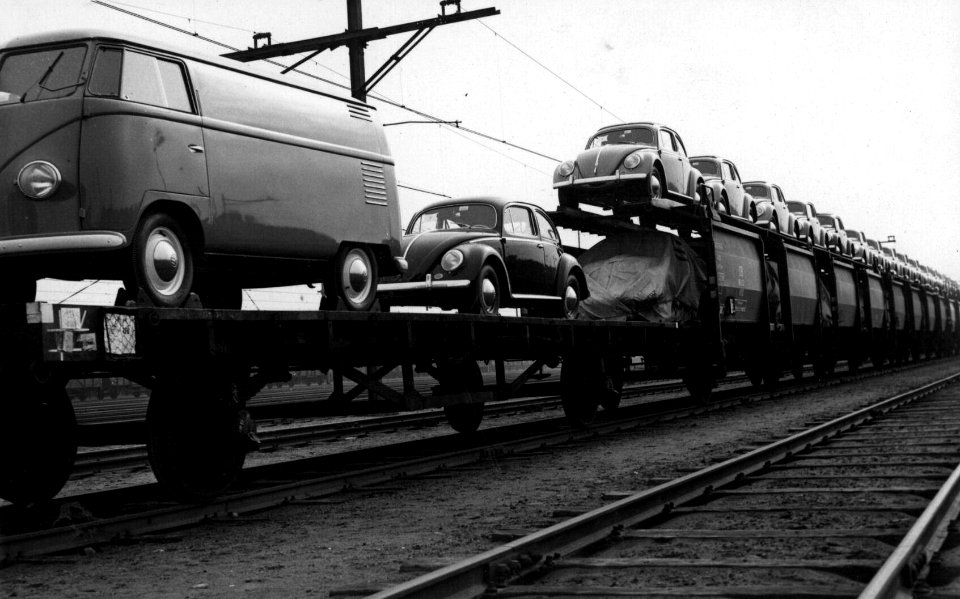 HUA-156800-Afbeelding van een goederentrein met personenauto's op het N.S.-emplacement te Amersfoort